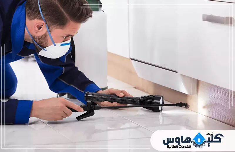 جوده اجهزه شركة تنظيف مكافحة حشرات بمكة 0500836119 شركة كلين هاوس شركة كلين هاوس يستخدم جهازًا يدويًا دقيقًا لمعالجة الزوايا أسفل الخزائن