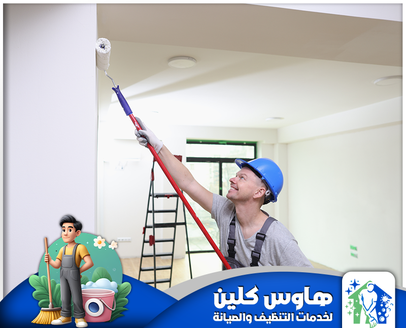 احصل على جدران بتشطيب احترافي مع خبرة فنيين يهتمون بأدق تفاصيل أعمال الدهان. فني دهانات يستخدم الرول لتطبيق الطلاء بدقة مع الاهتمام بتوزيع اللون على الجدران.