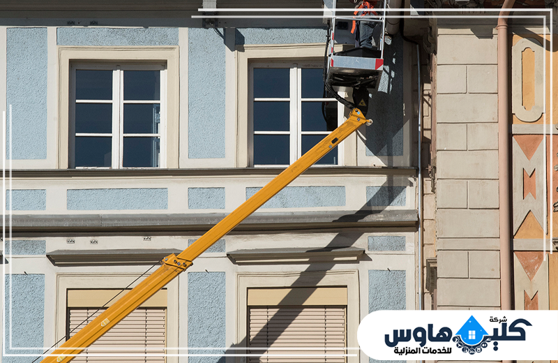 ترميم مباني بجدة 0558994637 شركة كلين هاوس رافعة تستخدم في صيانة واجهة مبنى خارجية لتنفيذ أعمال الإصلاح والتجديد وتحسين المظهر العام للعقار.