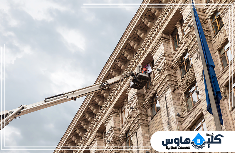 ترميم المنازل القديمة بجدة 0558994637 شركة كلين هاوس ترميم واجهة مبنى باستخدام معدات متخصصة لإصلاح الأجزاء المتضررة وتحسين مظهر العقار الخارجي.