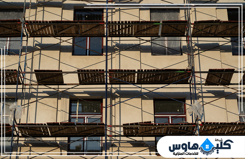 ترميم فلل بجدة 0558994637 شركة كلين هاوس مبنى قيد الترميم مع سقالات خارجية لتنفيذ أعمال الإصلاح والتجديد وتحسين الواجهات الخارجية للعقار.