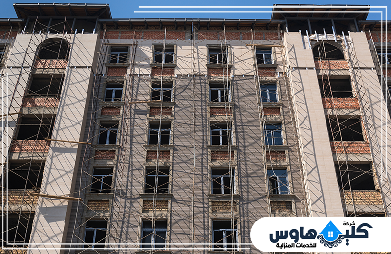 معالجة الرطوبة وتسربات المياه بجدة 0558994637 شركة كلين هاوس مبنى قيد الترميم مع سقالات خارجية لتنفيذ أعمال الإصلاح والتجديد وتحسين الواجهات الخارجية للعقار.